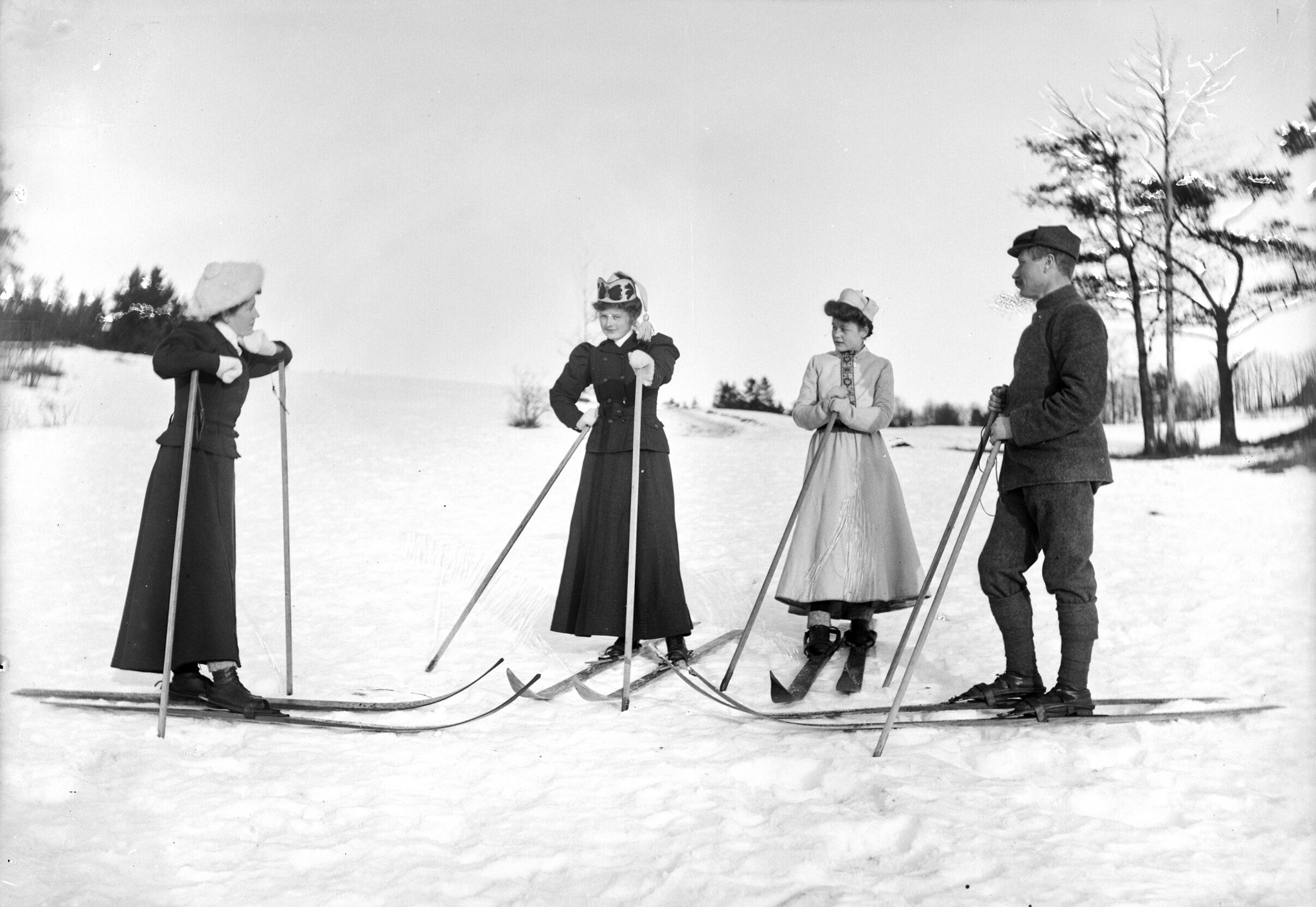På skitur, antakelig Nordmarka i Oslo, ca 1910. Foto: Georg Kjellerød / Østfold fylkes billedarkiv. ØFB.GKJ.00280