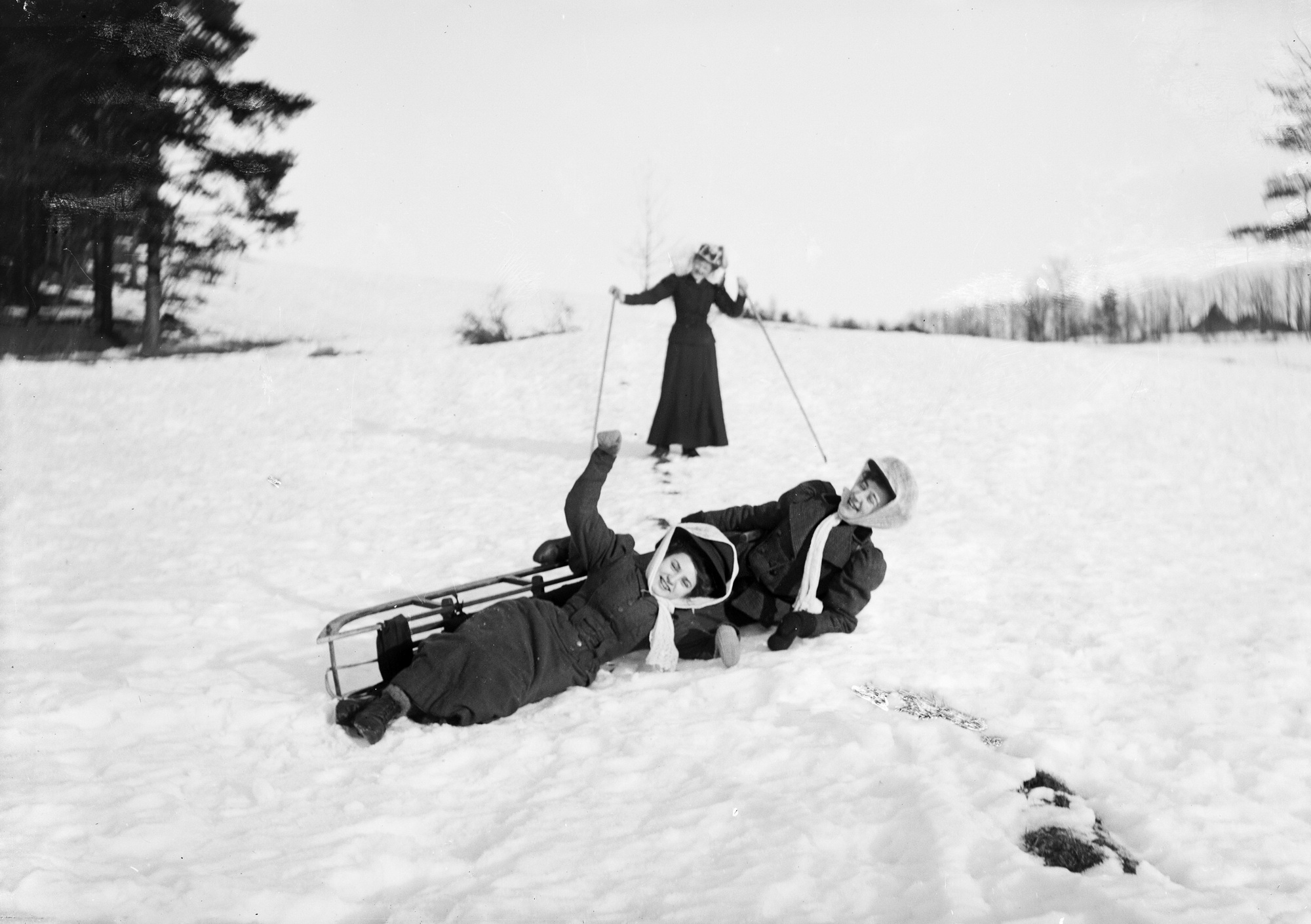 skitur, kvinner, fall, sort-hvit fotografi