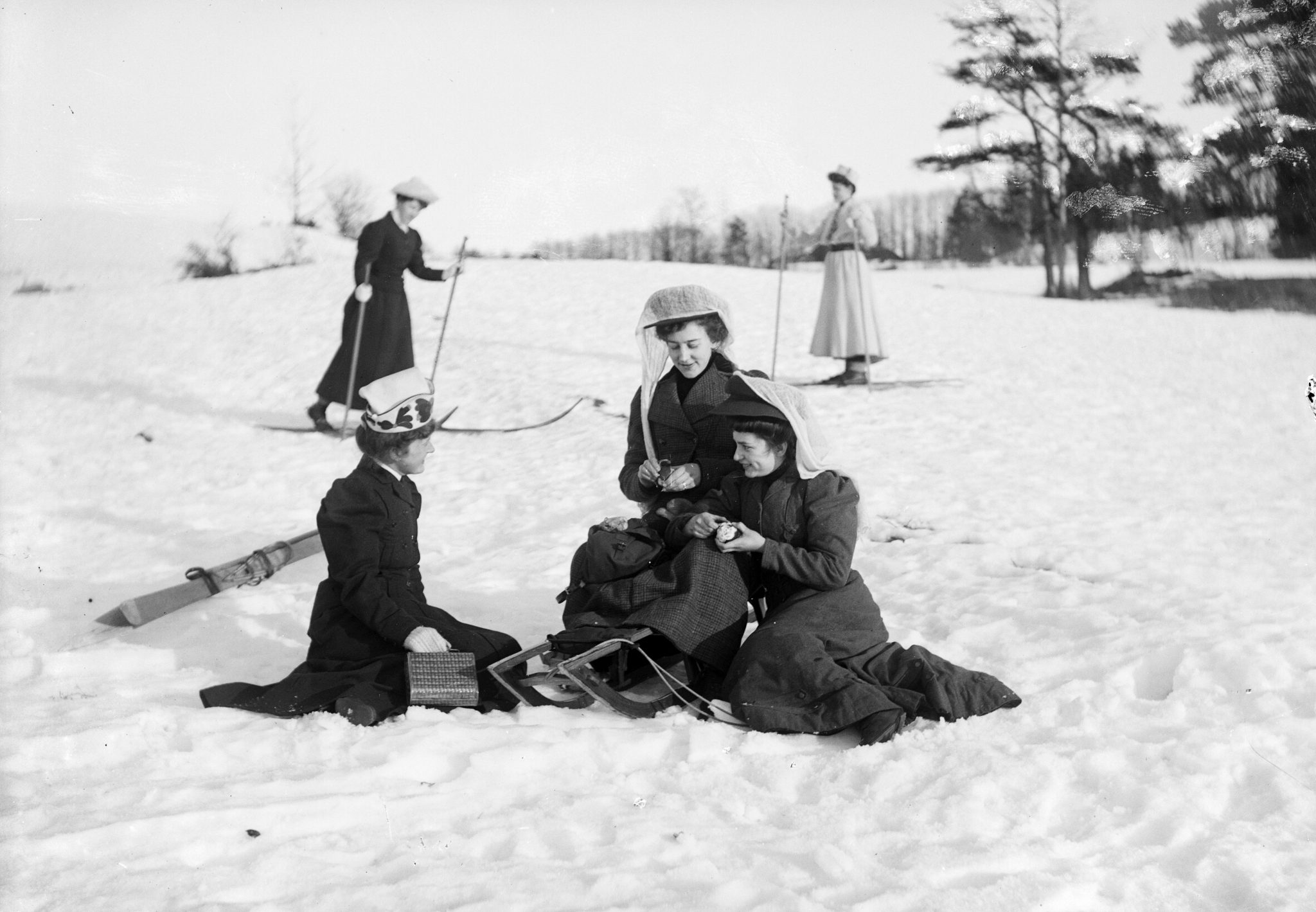 På skitur, antakelig Nordmarka i Oslo, ca 1910. Foto: Georg Kjellerød / Østfold fylkes billedarkiv. ØFB.GKJ.00284