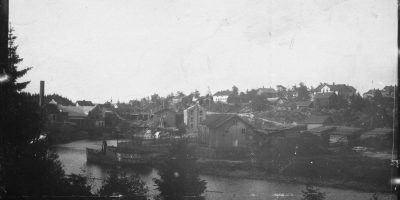 Dette bildet er fra ca 1898. Her ser vi østsiden av Ørjeelva med saga og Lilleveien. Foto: ukjent/Fotohistorisk forening (Ørje).