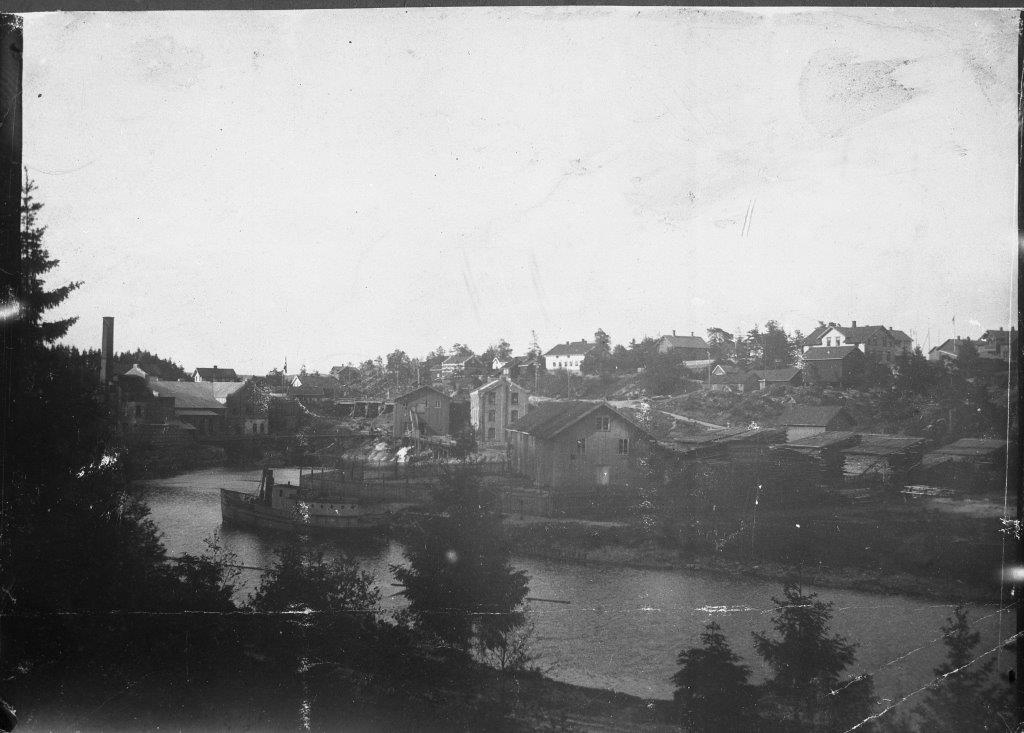 Dette bildet er fra ca 1898. Her ser vi østsiden av Ørjeelva med saga og Lilleveien. Foto: ukjent/Fotohistorisk forening (Ørje).